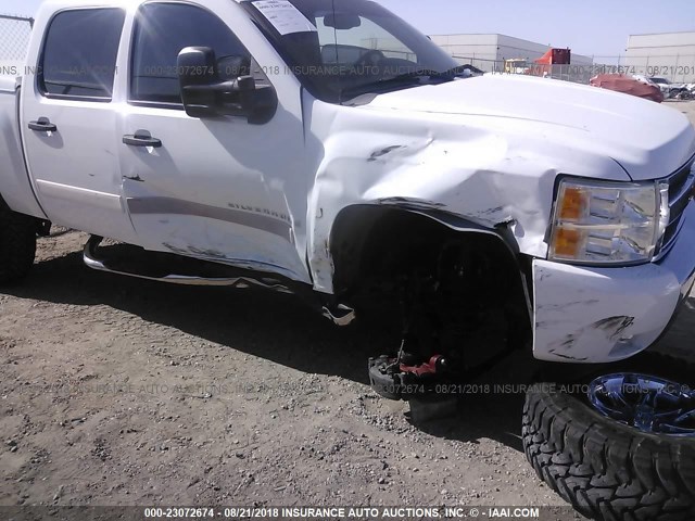 2GCEK13M171579602 - 2007 CHEVROLET SILVERADO K1500 CREW CAB WHITE photo 6