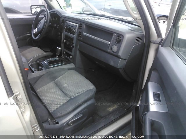 1J8HG48KX8C140684 - 2008 JEEP COMMANDER SPORT Marrón foto 5