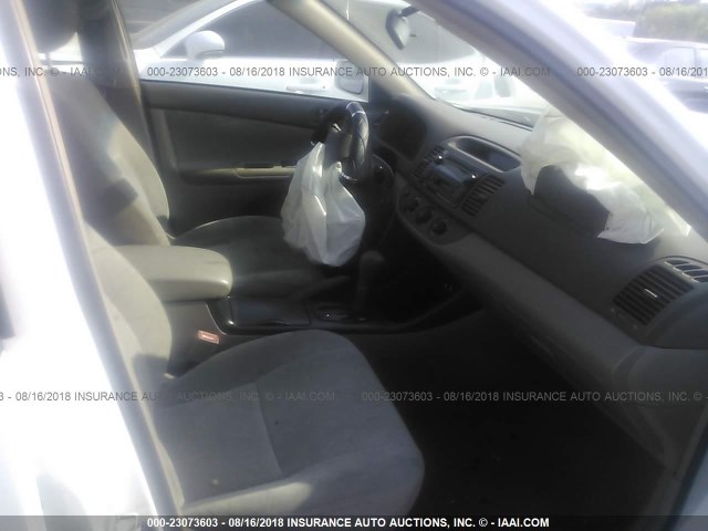 JTDBE32K830160884 - 2003 TOYOTA CAMRY LE/XLE 白色 照片 5