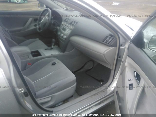 4T1BE46KX9U831520 - 2009 TOYOTA CAMRY SE/LE/XLE SILVER photo 5