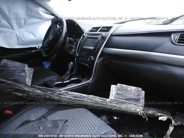 4T1BF1FK4FU005513 - 2015 TOYOTA CAMRY LE/XLE/SE/XSE 黑色 照片 5