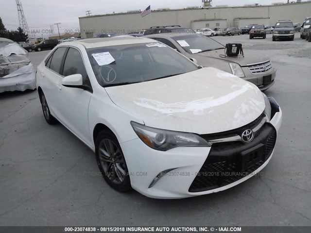4T1BF1FK5HU439460 - 2017 TOYOTA CAMRY LE/XLE/SE/XSE 白色 照片 1