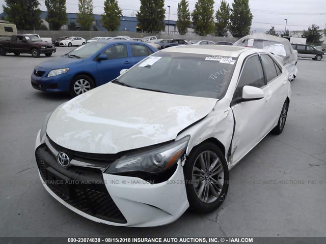 4T1BF1FK5HU439460 - 2017 TOYOTA CAMRY LE/XLE/SE/XSE 白色 照片 2