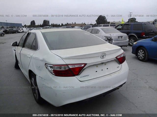 4T1BF1FK5HU439460 - 2017 TOYOTA CAMRY LE/XLE/SE/XSE 白色 照片 3