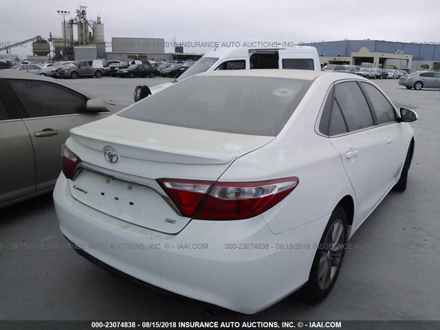 4T1BF1FK5HU439460 - 2017 TOYOTA CAMRY LE/XLE/SE/XSE 白色 照片 4
