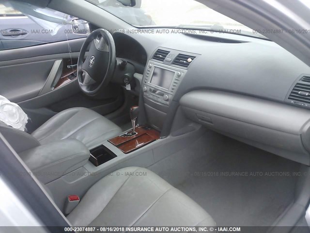 4T4BF3EK1BR155527 - 2011 TOYOTA CAMRY SE/LE/XLE 银色 照片 5