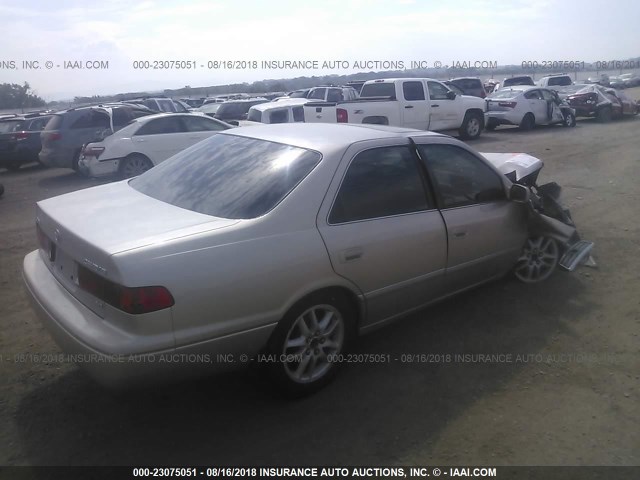 4T1BF28K1YU937190 - 2000 TOYOTA CAMRY LE/XLE Ոսկեգույն լուսանկար 4