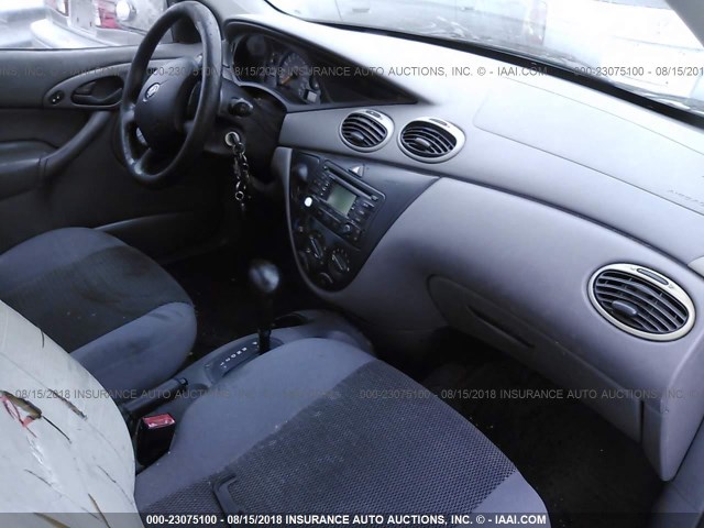 1FAFP34334W193670 - 2004 FORD FOCUS SE COMFORT/SE SPORT SILVER photo 5