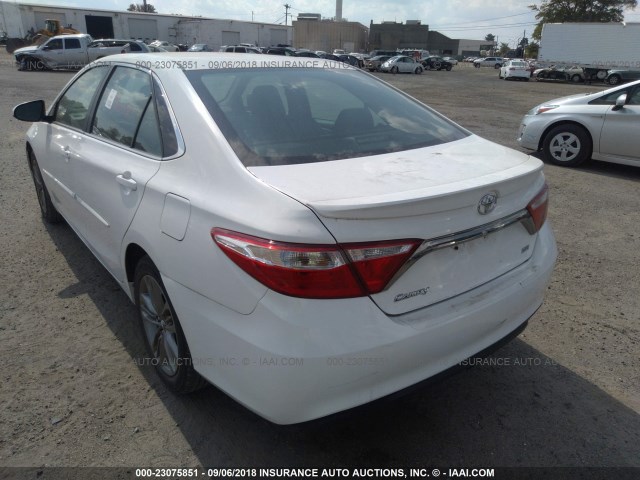4T1BF1FKXGU197151 - 2016 TOYOTA CAMRY LE/XLE/SE/XSE WHITE photo 3
