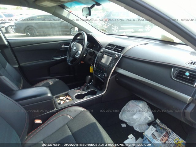 4T1BF1FKXGU197151 - 2016 TOYOTA CAMRY LE/XLE/SE/XSE WHITE photo 5