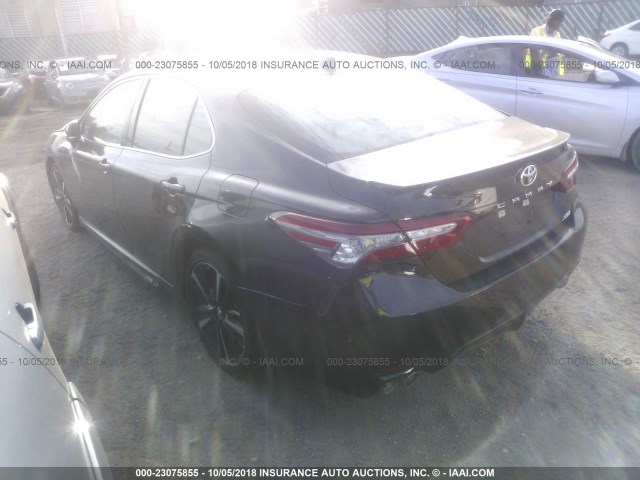 4T1BZ1HK8JU500925 - 2018 TOYOTA CAMRY XSE/XLE Qara foto 3