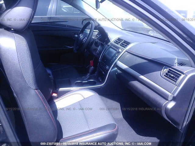 4T1BF1FK9HU271631 - 2017 TOYOTA CAMRY LE/XLE/SE/XSE 黑色 照片 5