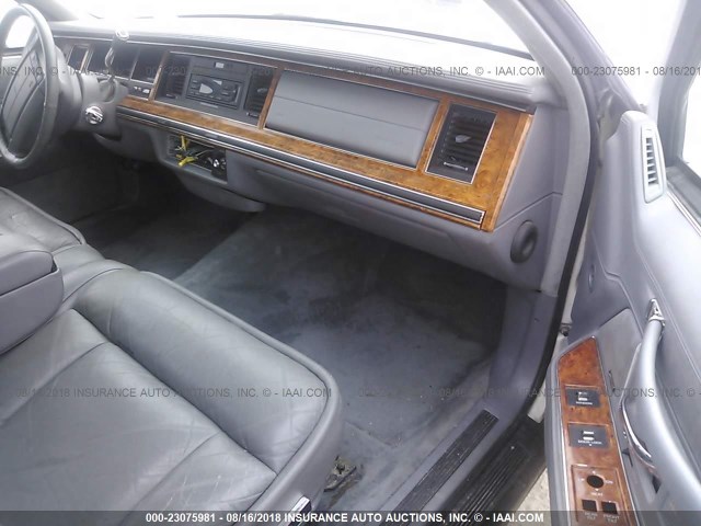 1LNLM83W1PY638345 - 1993 LINCOLN TOWN CAR CARTIER WHITE photo 5