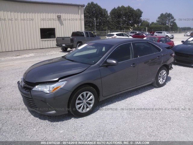 4T4BF1FK0GR561938 - 2016 TOYOTA CAMRY LE/XLE/SE/XSE 灰色 照片 2