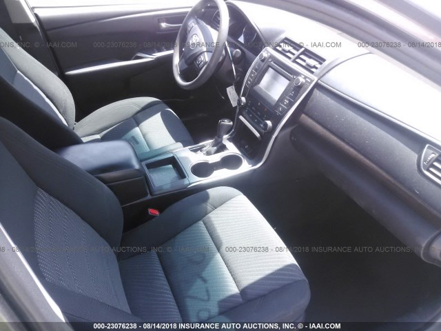 4T4BF1FK0GR561938 - 2016 TOYOTA CAMRY LE/XLE/SE/XSE 灰色 照片 5