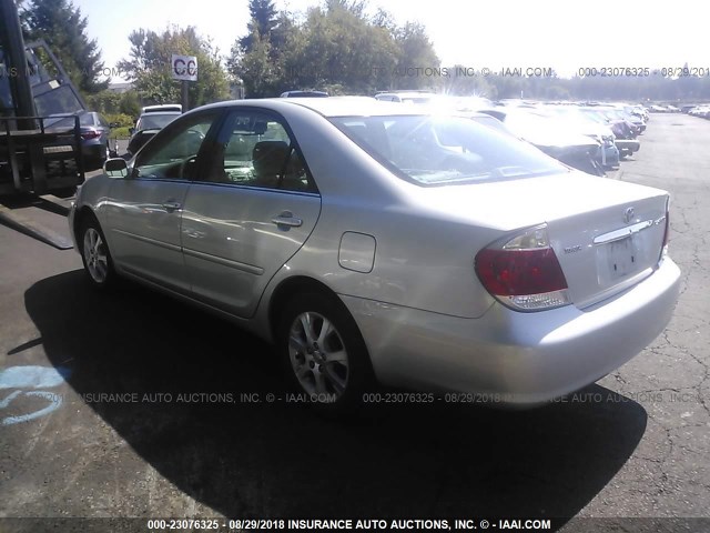 4T1BE30KX6U681987 - 2006 TOYOTA CAMRY LE/XLE/SE Күміс фото 3