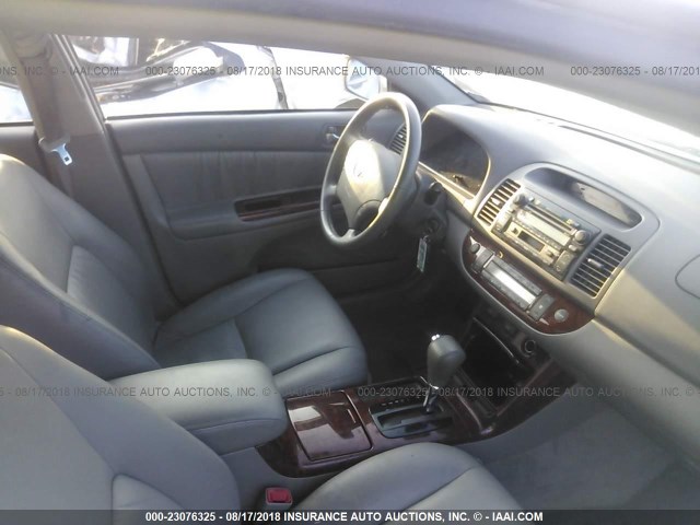 4T1BE30KX6U681987 - 2006 TOYOTA CAMRY LE/XLE/SE Күміс фото 5