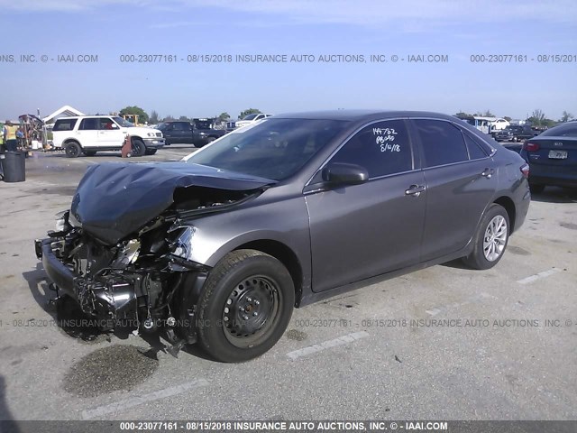 4T1BF1FK0HU380995 - 2017 TOYOTA CAMRY LE/XLE/SE/XSE GRAY photo 2
