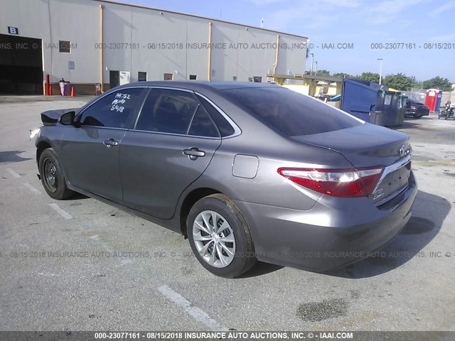 4T1BF1FK0HU380995 - 2017 TOYOTA CAMRY LE/XLE/SE/XSE GRAY photo 3