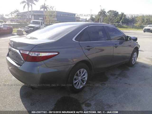 4T1BF1FK0HU380995 - 2017 TOYOTA CAMRY LE/XLE/SE/XSE GRAY photo 4