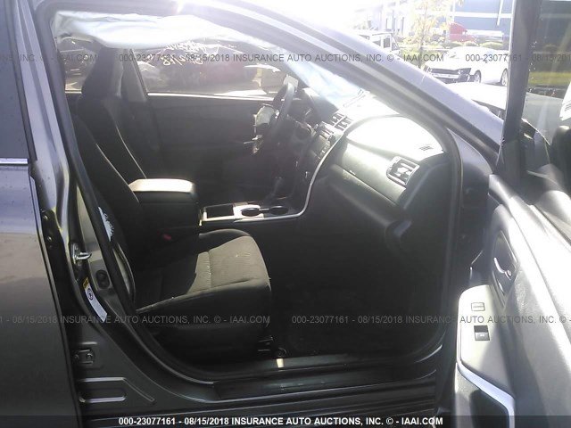 4T1BF1FK0HU380995 - 2017 TOYOTA CAMRY LE/XLE/SE/XSE GRAY photo 5