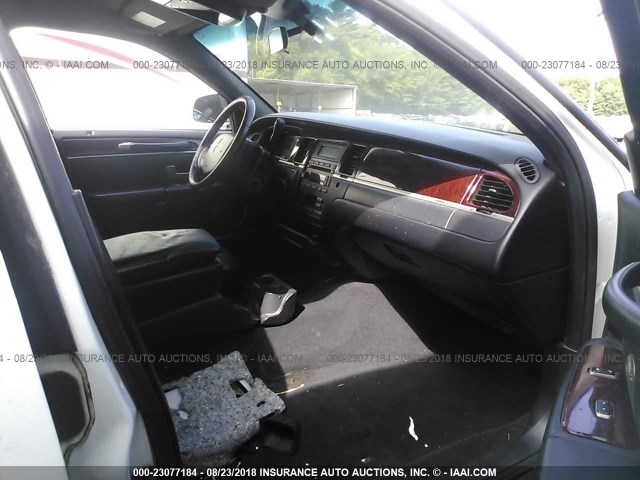 1L1FM88W65Y669014 - 2005 LINCOLN TOWN CAR EXECUTIVE WHITE photo 5