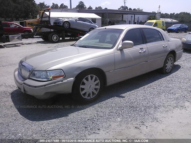 2LNBL8CV1AX750186 - 2010 LINCOLN TOWN CAR SIGNATURE LIMITED GOLD photo 2