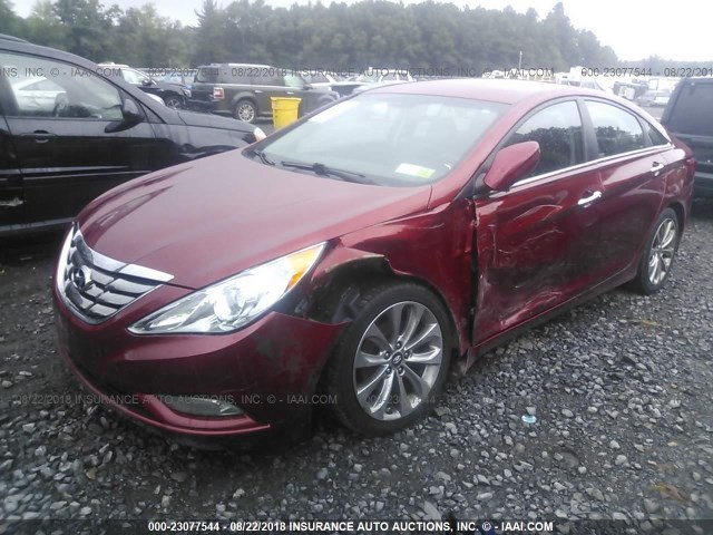 5NPEC4AC4DH727079 - 2013 HYUNDAI SONATA SE/LIMITED RED photo 2