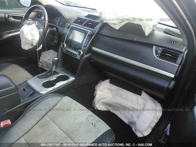 4T1BF1FK6EU740654 - 2014 TOYOTA CAMRY L/SE/LE/XLE Qara foto 5