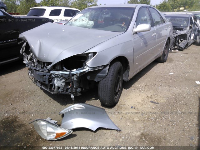 4T1BE32K32U562749 - 2002 TOYOTA CAMRY LE/XLE/SE 银色 照片 2