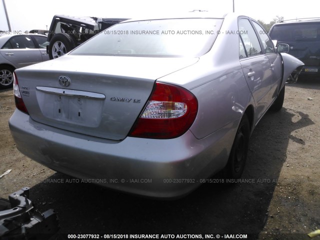 4T1BE32K32U562749 - 2002 TOYOTA CAMRY LE/XLE/SE 银色 照片 4
