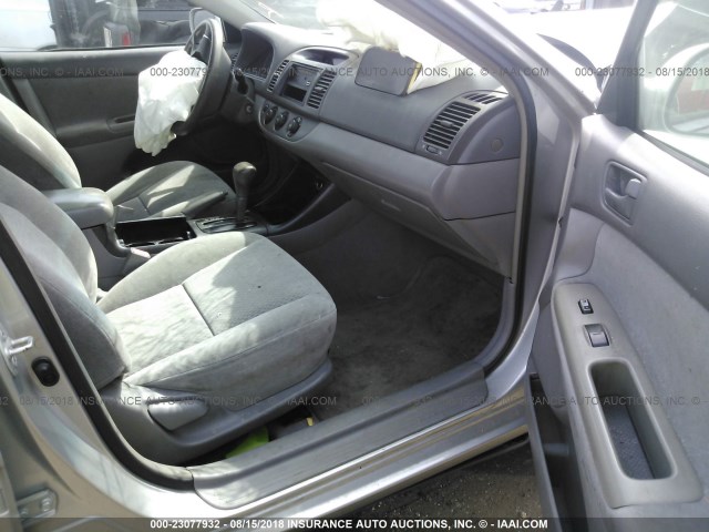4T1BE32K32U562749 - 2002 TOYOTA CAMRY LE/XLE/SE 银色 照片 5