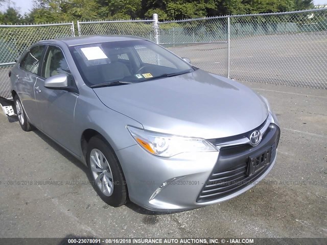 4T4BF1FK0FR456475 - 2015 TOYOTA CAMRY LE/XLE/SE/XSE SILVER photo 1