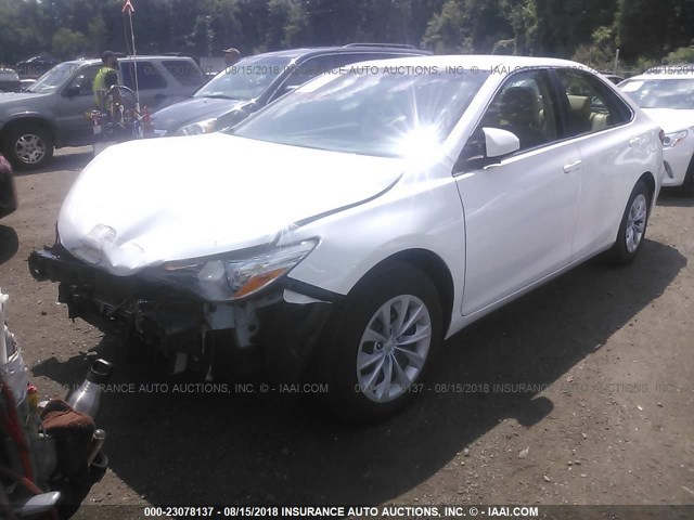 4T1BF1FK3FU924130 - 2015 TOYOTA CAMRY LE/XLE/SE/XSE WHITE photo 2