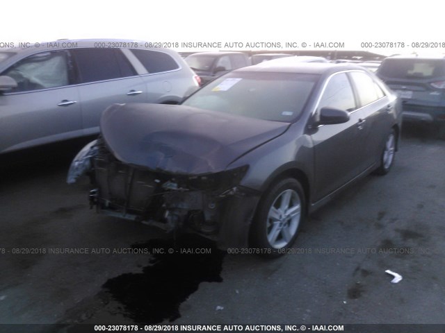 4T1BF1FK4DU679299 - 2013 TOYOTA CAMRY L/SE/LE/XLE 灰色 照片 2