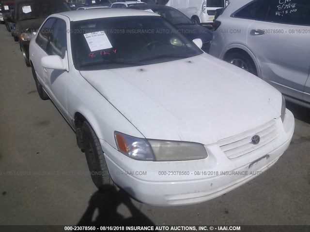 JT2BG22KXW0188056 - 1998 TOYOTA CAMRY CE/LE/XLE WHITE photo 1