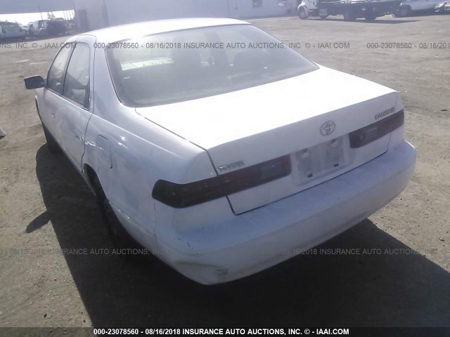 JT2BG22KXW0188056 - 1998 TOYOTA CAMRY CE/LE/XLE WHITE photo 3