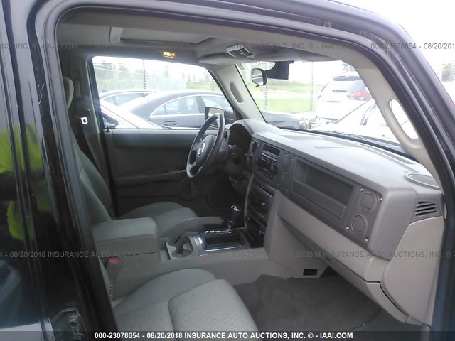 1J8HG48K16C258717 - 2006 JEEP COMMANDER BLACK photo 5