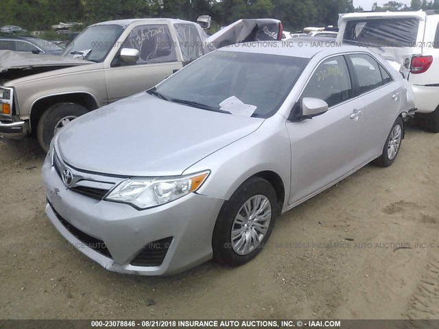 4T1BF1FK5EU394337 - 2014 TOYOTA CAMRY L/SE/LE/XLE 银色 照片 2