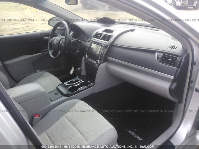 4T1BF1FK5EU394337 - 2014 TOYOTA CAMRY L/SE/LE/XLE 银色 照片 5