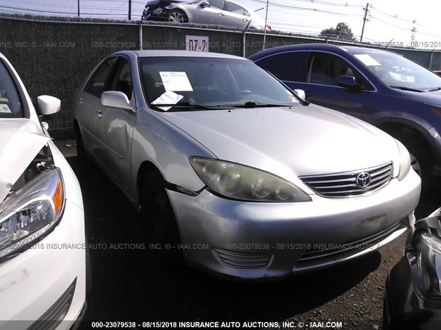 4T1BE32K25U432076 - 2005 TOYOTA CAMRY LE/XLE/SE SILVER photo 1