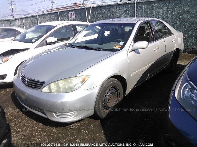 4T1BE32K25U432076 - 2005 TOYOTA CAMRY LE/XLE/SE SILVER photo 2