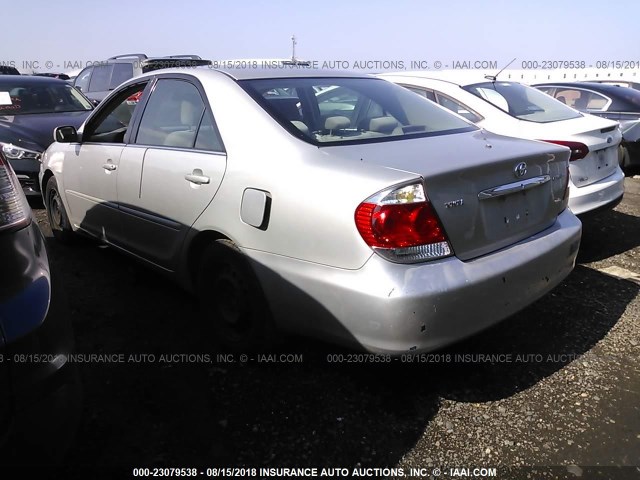 4T1BE32K25U432076 - 2005 TOYOTA CAMRY LE/XLE/SE SILVER photo 3