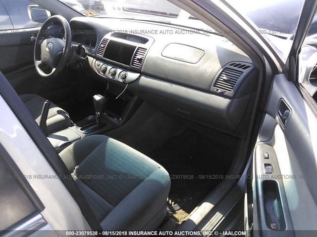 4T1BE32K25U432076 - 2005 TOYOTA CAMRY LE/XLE/SE 银色 照片 5