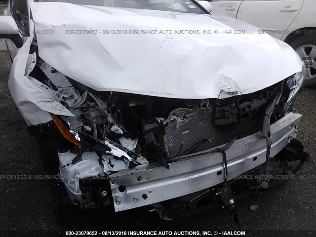 4T1B11HK8JU070823 - 2018 TOYOTA CAMRY L/LE/XLE/SE/XSE WHITE photo 6