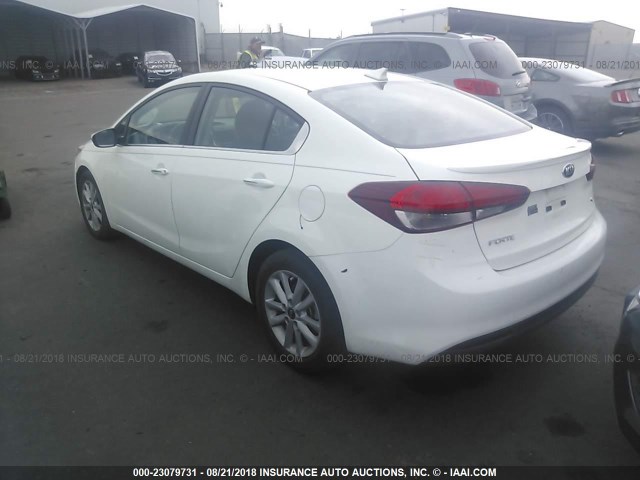 3KPFL4A73HE108359 - 2017 KIA FORTE LX/S WHITE photo 3