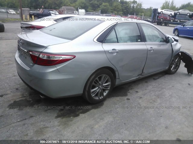 4T1BF1FK9HU662312 - 2017 TOYOTA CAMRY LE/XLE/SE/XSE SILVER photo 4