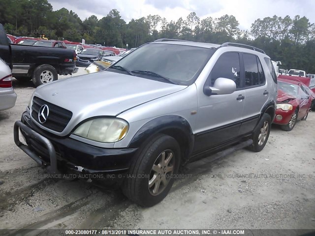 4JGAB72E4XA090513 - 1999 MERCEDES-BENZ ML 430 银色 照片 2