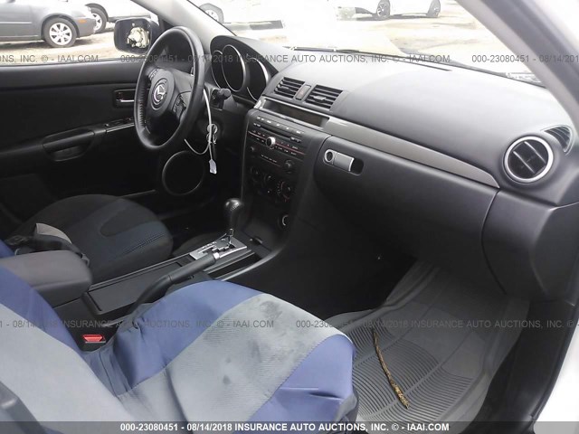 JM1BK343561508220 - 2006 MAZDA 3 HATCHBACK WHITE photo 5