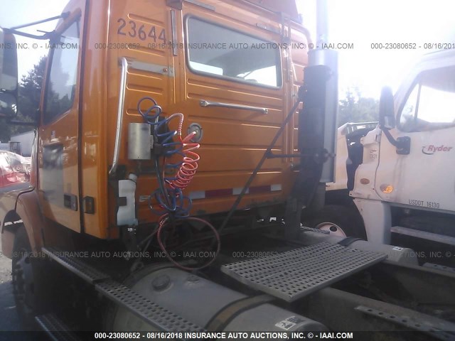 4V4M19RF42N319244 - 2002 VOLVO VNM M ORANGE photo 7